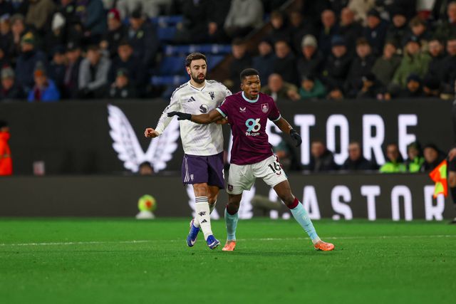 Florentino numa disputa de bola com Bruno Fernandes, do Man. United - Foto: IMAGO