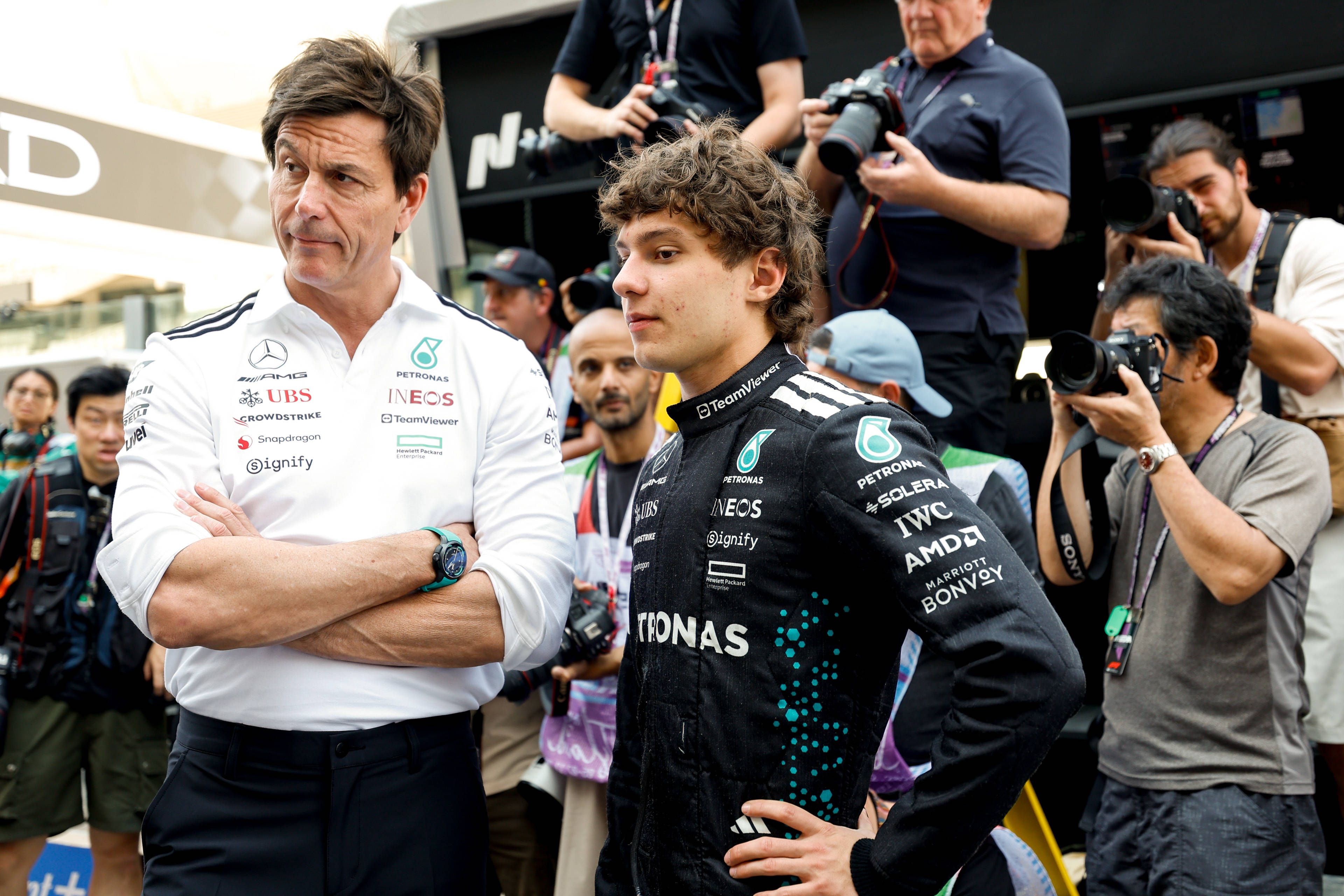 Toto Wolff ao lado de Kimi Antonelli