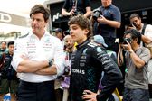 Toto Wolff ao lado de Kimi Antonelli