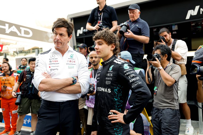 Toto Wolff ao lado de Kimi Antonelli