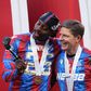 Jean-Philippe Mateta e Oliver Glasner a celebrarem a conquista da Supertaça com o Crystal Palace