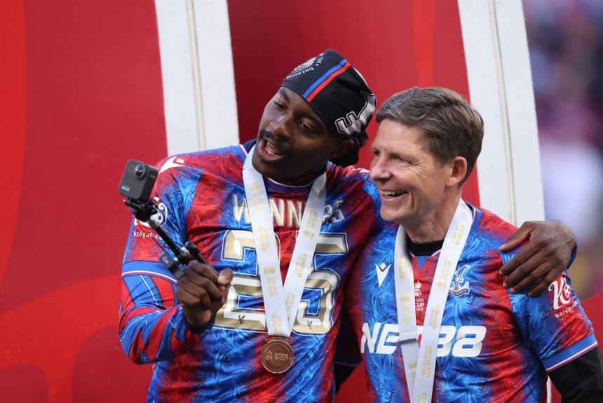 Jean-Philippe Mateta e Oliver Glasner a celebrarem a conquista da Supertaça com o Crystal Palace