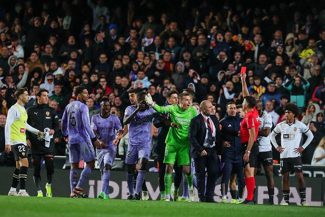 Bellingham reage ao castigo após polémico Valência-Real: «É ridículo...»