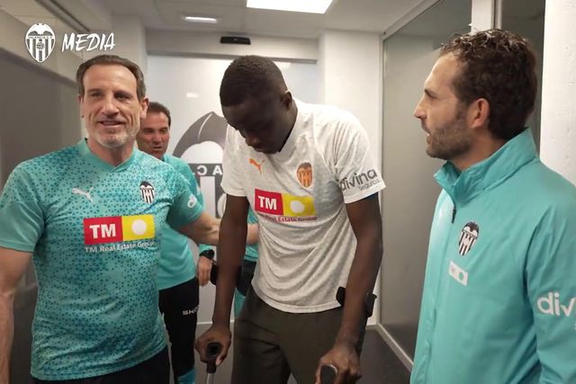 Diakhaby teve alta e recebeu apoio dos companheiros do Valência