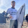 Sensacional! O miúdo que substituiu Kelly Slater passa do 'heat' na estreia em Supertubos