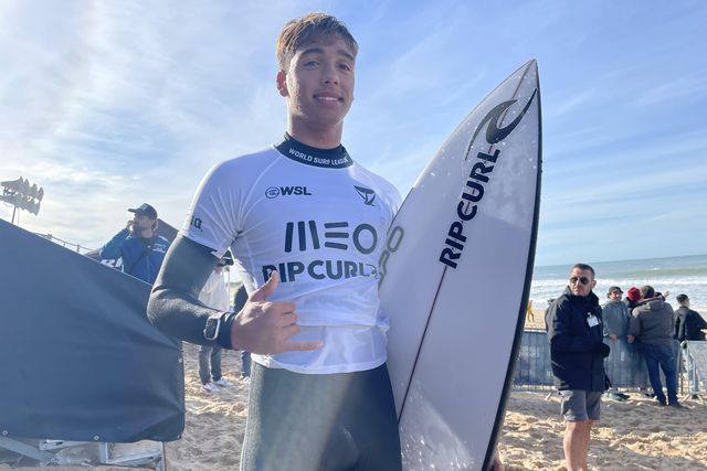 Sensacional! O miúdo que substituiu Kelly Slater passa do 'heat' na estreia em Supertubos