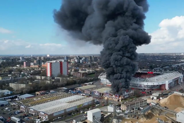 Vídeos: incêndio ao lado do estádio do Southampton