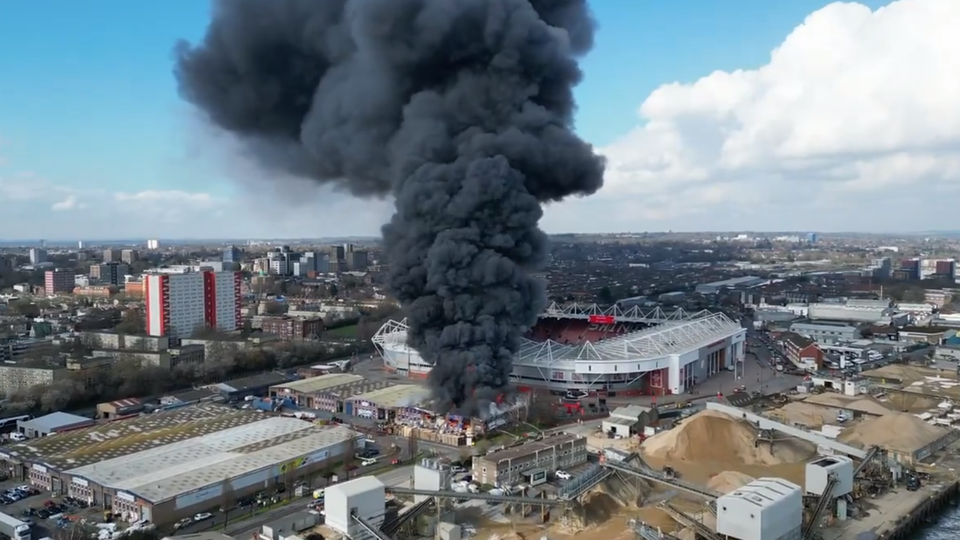 Vídeos: incêndio ao lado do estádio do Southampton