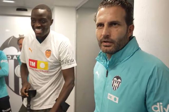 Vídeo: Diakhaby visitou companheiros do Valência e será operado em França