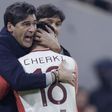 Paulo Fonseca é abraçado por Cherki após golo do Lyon no jogo frente ao Steaua Bucareste