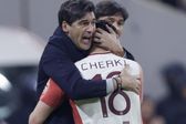 Paulo Fonseca é abraçado por Cherki após golo do Lyon no jogo frente ao Steaua Bucareste