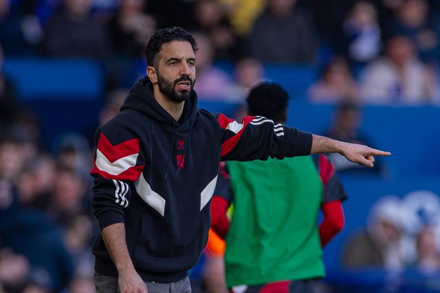 Ruben Amorim, treinador do Manchester United, a dar indicações para dentro de campo