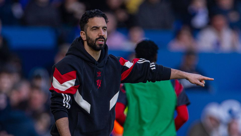 Ruben Amorim, treinador do Manchester United, a dar indicações para dentro de campo