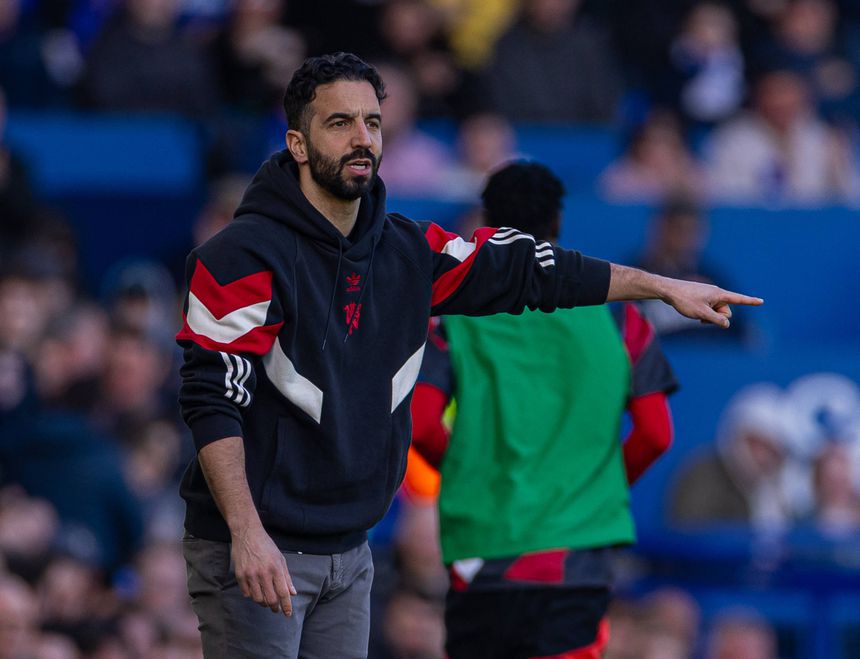 Ruben Amorim, treinador do Manchester United, a dar indicações para dentro de campo