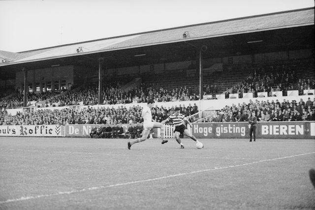 João Morais em ação no jogo com os húngaros do MTK, a 15 de maio de 1964