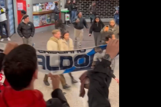 Provocação aos adeptos do Barcelona com um cachecol de Cristiano Ronaldo vestido à Real Madrid