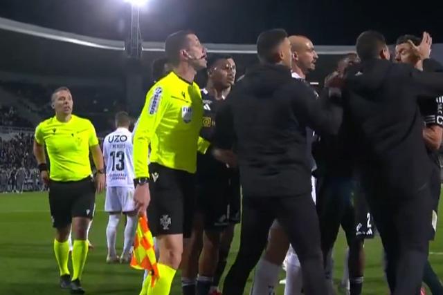 Douglas suspenso preventivamente após agressão a José Fonte