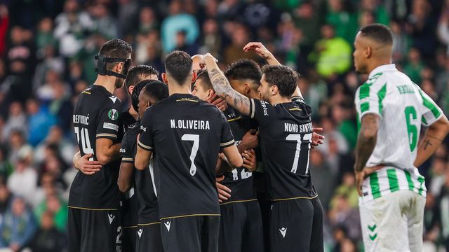 Tiveram de ligar as colunas para 'calar' os adeptos do V. Guimarães em Sevilha