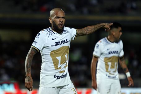 Dani Alves fez 13 jogos com a camisola dos mexicanos do Pumas