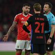 Otamendi fala com De Jong no jogo entre Benfica e Barcelona a 5 de março de 2025