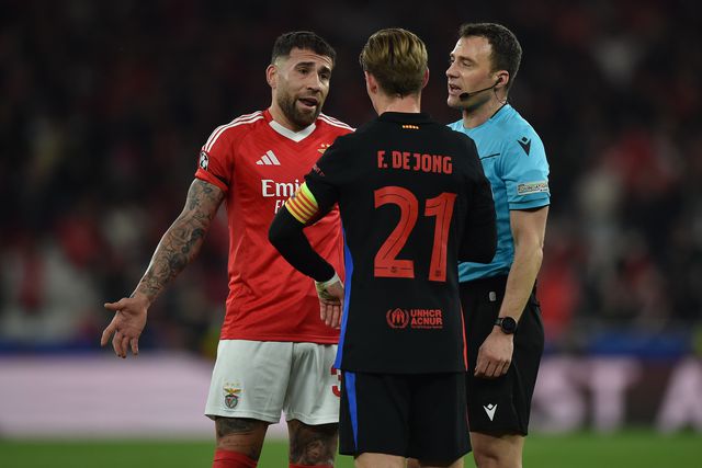 Otamendi fala com De Jong no jogo entre Benfica e Barcelona a 5 de março de 2025