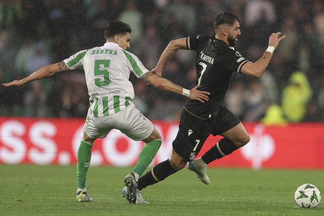 Nélson Oliveira até marcou um dos golos do Vitória de Guimarães diante do Betis, mas preferiu destacar o trabalho do coletivo