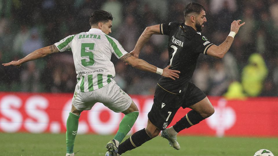 Nélson Oliveira até marcou um dos golos do Vitória de Guimarães diante do Betis, mas preferiu destacar o trabalho do coletivo