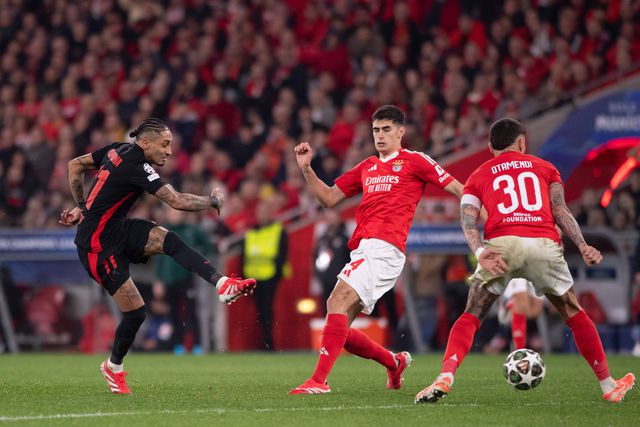 Raphinha aproveitou uma 'oferta' de António Silva para marcar e gelar o Estádio da Luz