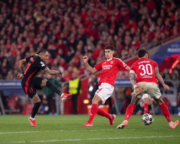 Raphinha aproveitou uma 'oferta' de António Silva para marcar e gelar o Estádio da Luz