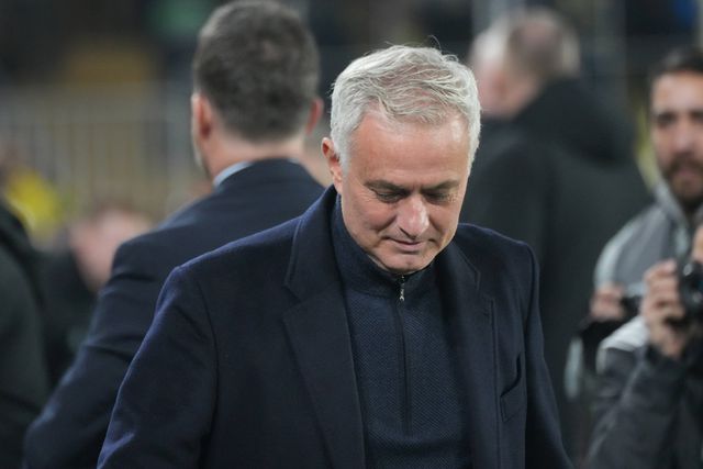 Erros defensivos e transições: a receita para a noite trágica de Mourinho