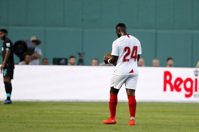 Foi despedido e tem de pagar um milhão de euros ao Sevilha... por excesso de peso  