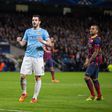 Negredo com a camisola do Manchester City frente ao Barcelona de Piqué e Dani Alves