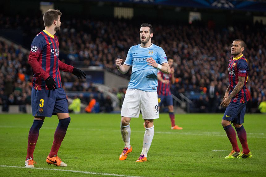 Negredo com a camisola do Manchester City frente ao Barcelona de Piqué e Dani Alves