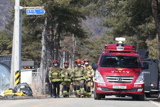 Quinze pessoas ficaram feridas em Pocheon, na Coreia do Sul, 40 quilómetros a norte de Seul, quando dois aviões de caça lançaram acidentalmente oito bombas durante um exercício militar