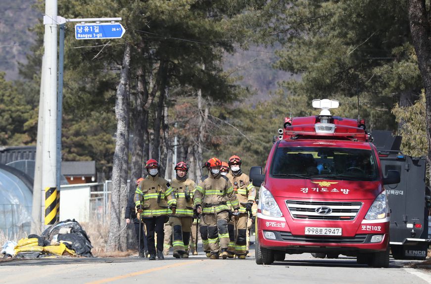 Quinze pessoas ficaram feridas em Pocheon, na Coreia do Sul, 40 quilómetros a norte de Seul, quando dois aviões de caça lançaram acidentalmente oito bombas durante um exercício militar