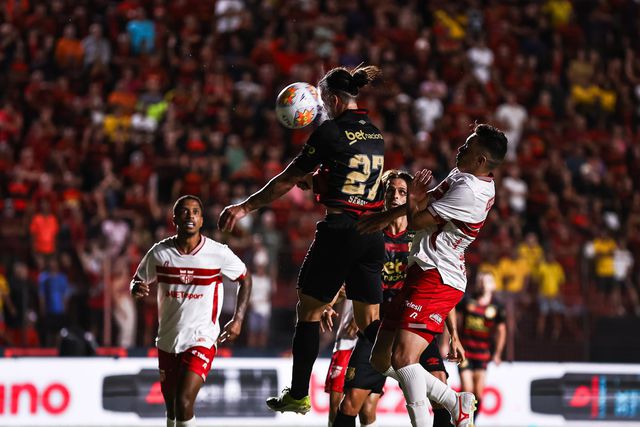 Cabeceamento certeiro de Sérgio Oliveira para golo do Sport Recife