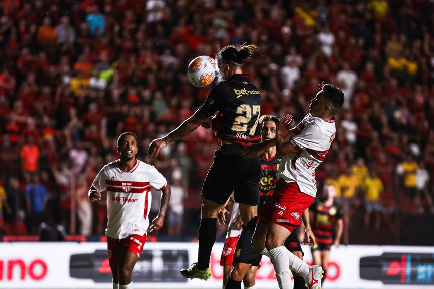 Cabeceamento certeiro de Sérgio Oliveira para golo do Sport Recife