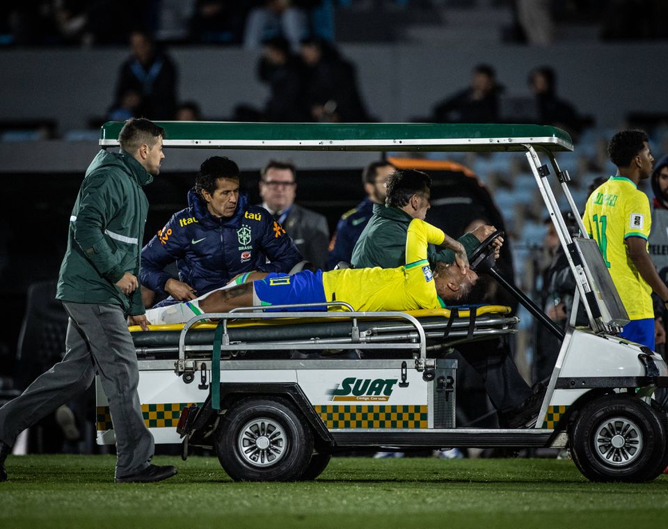 Neymar saiu com grave lesão do jogo com o Uruguai em 2023