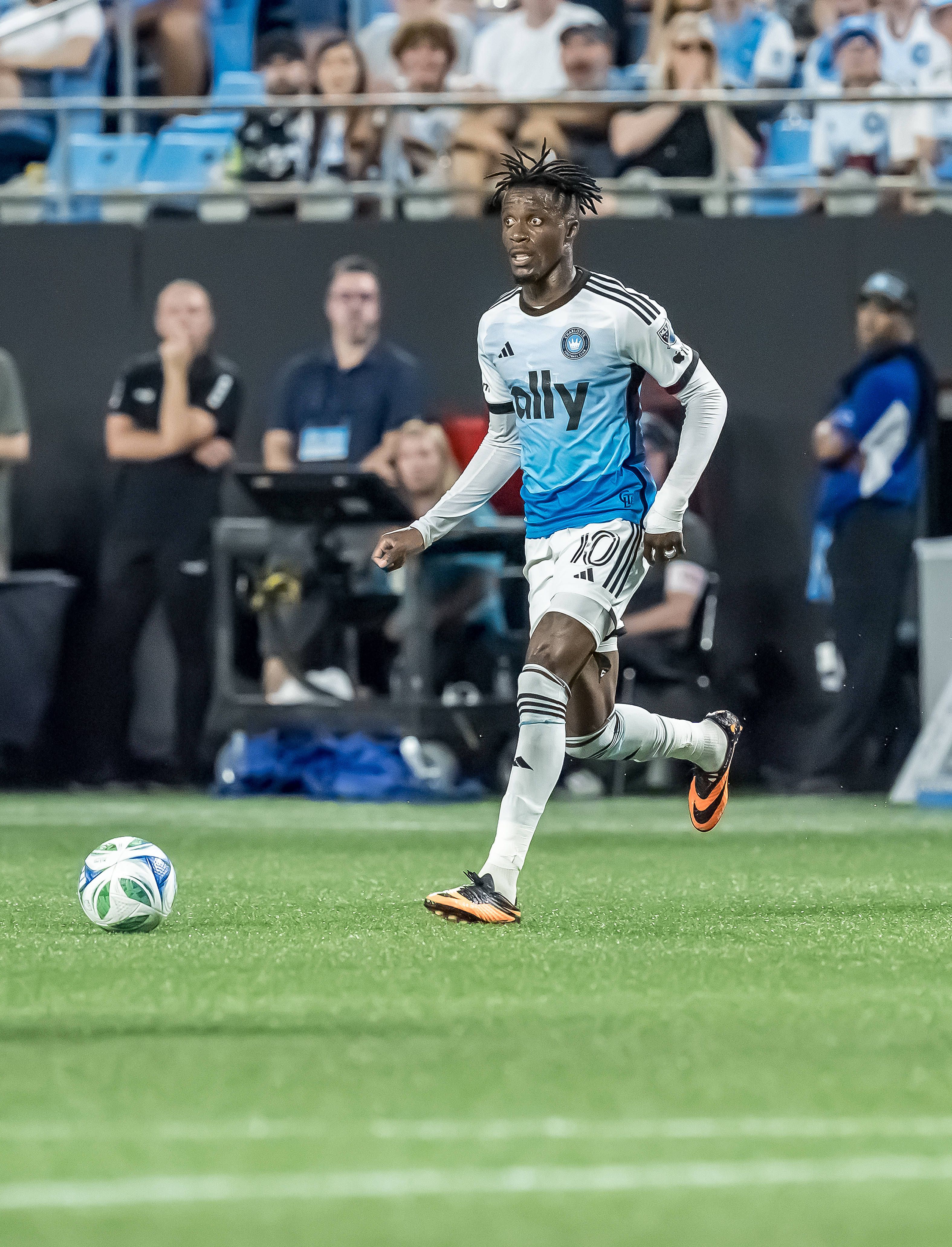 Wilfried Zaha é coproprietário do AFC Croydon Athletic