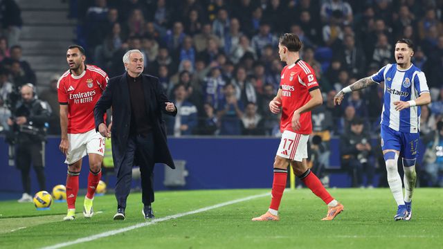 Mourinho dá indicações a Dedic no clássico com o FC Porto no Dragão — Foto: Catarina Morais/Kapta+