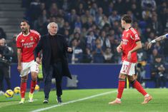 Mourinho dá indicações a Dedic no clássico com o FC Porto no Dragão — Foto: Catarina Morais/Kapta+