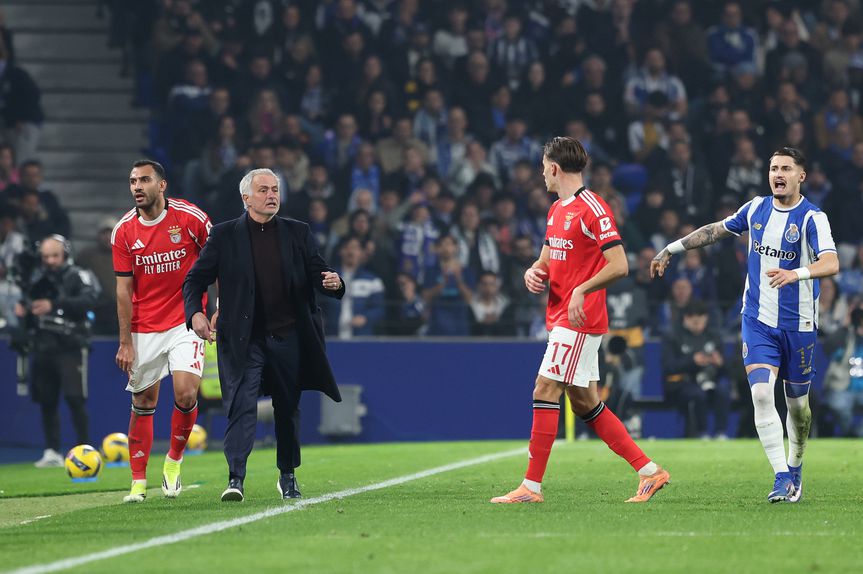 Mourinho dá indicações a Dedic no clássico com o FC Porto no Dragão — Foto: Catarina Morais/Kapta+