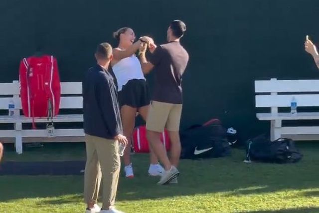 Vídeo: Djokovic 'inspecionou' anel de noivado de Sabalenka