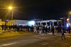 Adeptos do Benfica imitam ‘very light’ na chegada ao Pavilhão João Rocha