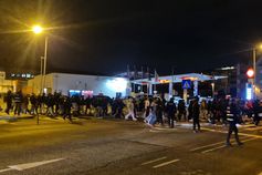 Adeptos do Benfica imitam ‘very light’ na chegada ao Pavilhão João Rocha