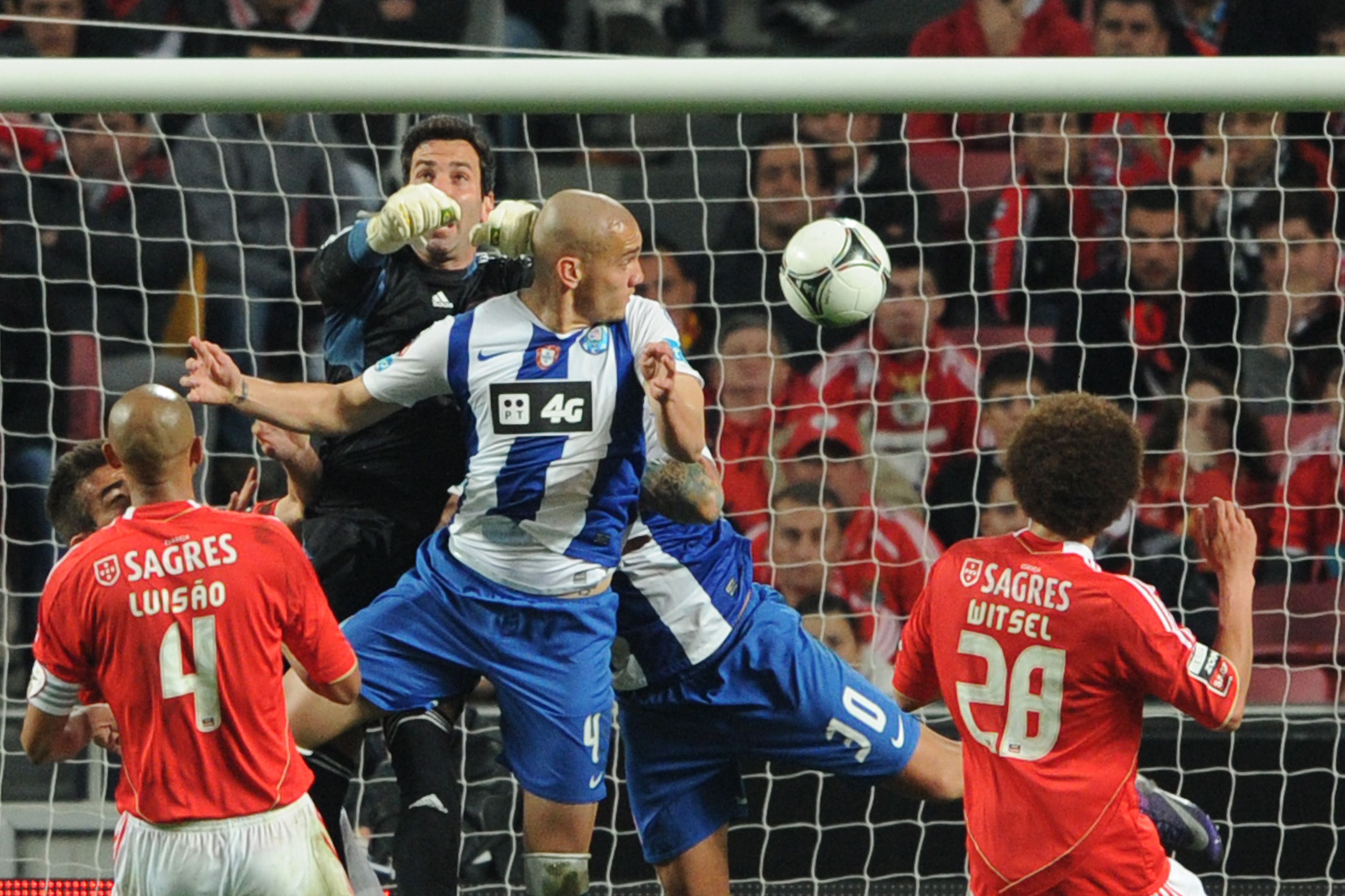 Benfica 2-3 FC Porto, 2011/12, jornada 23. Campeão FC Porto. Maicon, em posição duvidosa, selou triunfo polémico que embalou os dragões para o bicampeonato Foto: Rui Raimundo