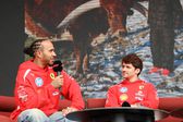 Lewis Hamilton e Charles Leclerc num encontro com fãs da Ferrari em Melbourne