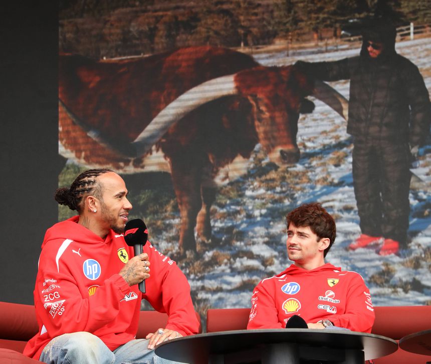 Lewis Hamilton e Charles Leclerc num encontro com fãs da Ferrari em Melbourne