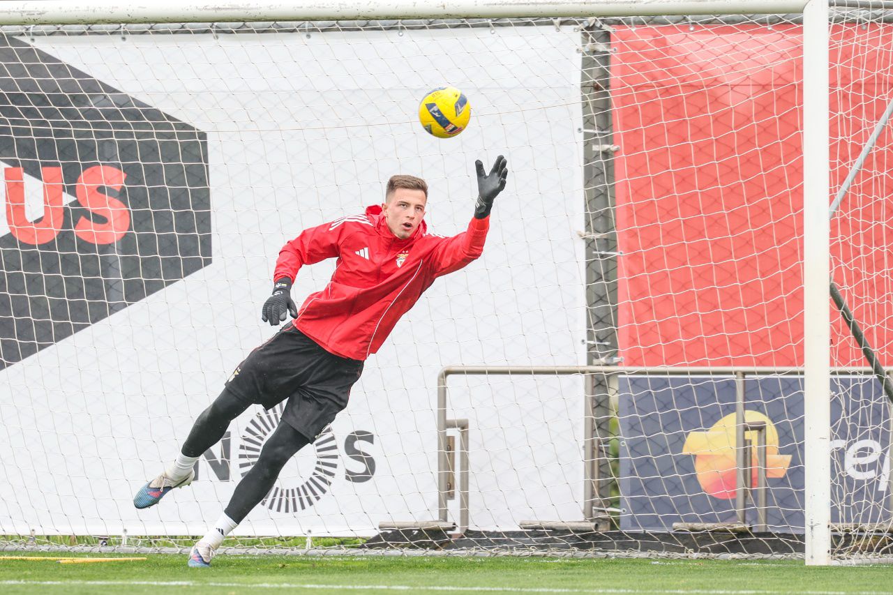 Trubin voa para uma defesa