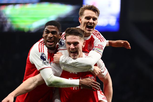 Viktor Gyokeres a celebrar um golo do Arsenal com o capitão Odegaard